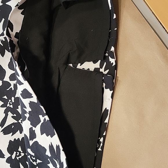 LOFT Size 0P Black & White Floral Pencil Skirt, Excellent, Like New Condition - Picture 10 of 11